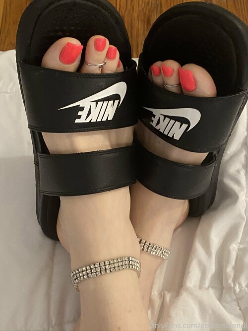 goddessfendi 03 05 2020 279604652 I wear slides around the house a lot