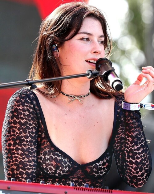 gracie abrams sheertop 2022 240592bf5e18cbfa0e