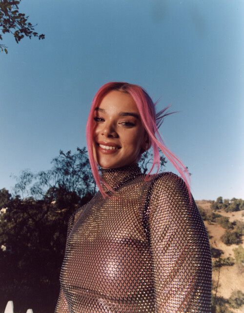 hailee-steinfeld-wonderland-winter2021-019eb5fd6a41885d6c