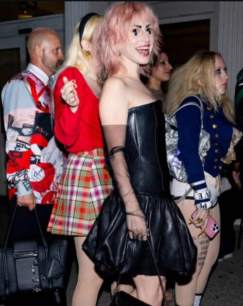 happy hayley happy me v0 db8uh0v2g5nd18e60772b2d0cfc35