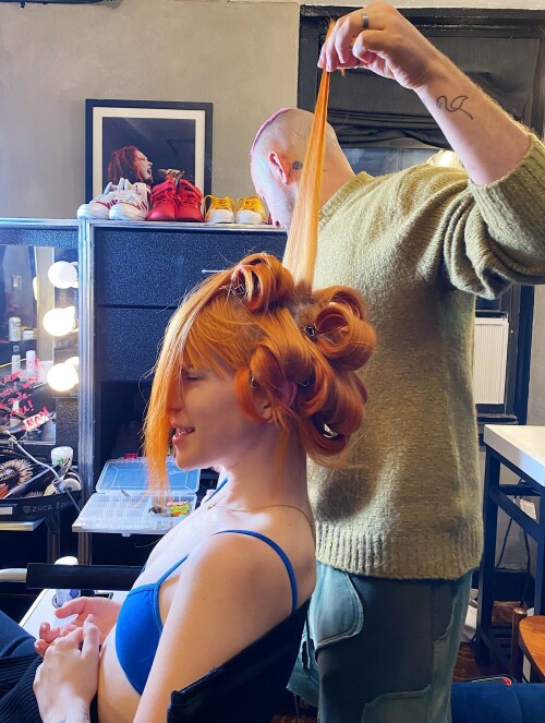 hayley williams backstage getting hair donef52e871d4dc334b7