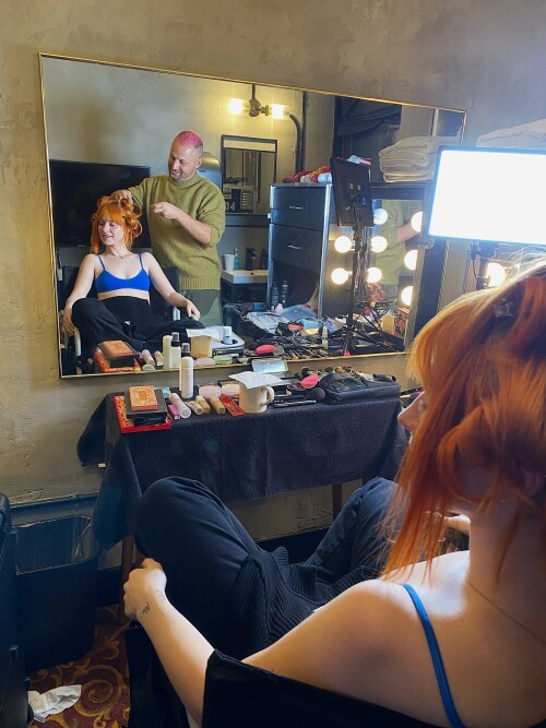 hayley williams paramore getting ready backstage 179c6076f4df1d7f3