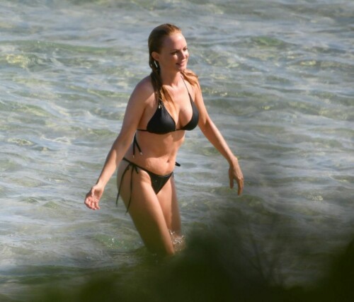 heather graham in a bikini sardinia 07 22 2021 52eb3c73e0b1859aa