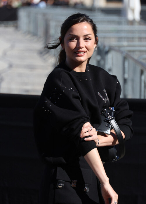 Ana de Armas arrive au dfil Louis Vuitton Collection Femme Prt--Porter Printemps/Et 2026 lors de la Fashion Week de Paris (PFW) dans la Cour Carre du Louvre,  Paris, France, le 30 septembre 2025.  Denis Guignebourg/Bestimage Arrivals at the Louis Vuitton fashion show as part of Spring/Summer 2026 Paris Fashion Week held at The Louvre in Paris, France, on September 30, 2025.
