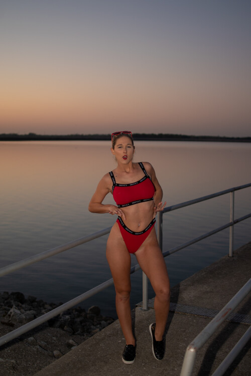 honeysuckle19 06 11 2018 15754300 flashing by the water