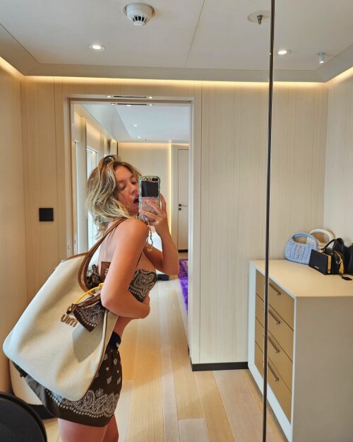 hoto C9FfBhCI5ql 80a25c4e5a6148216