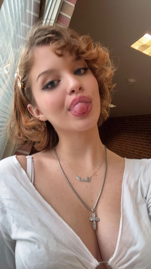 images.fanfixx3052ea8df2fd722d1