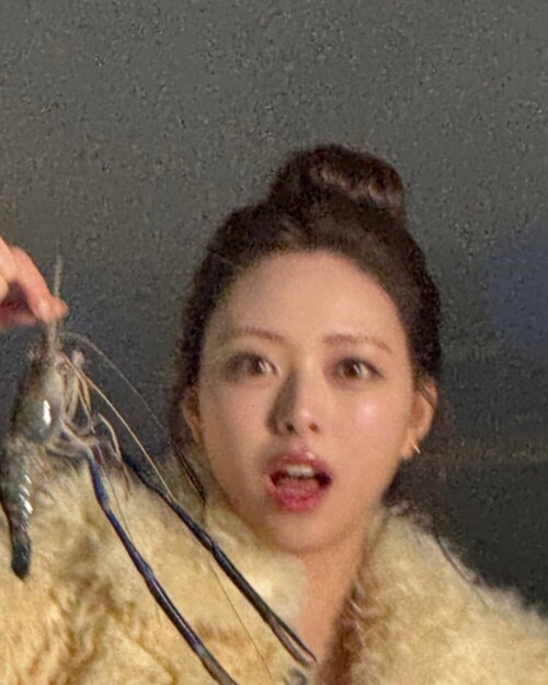 itzy ig yuna 49106dd9359bf6109