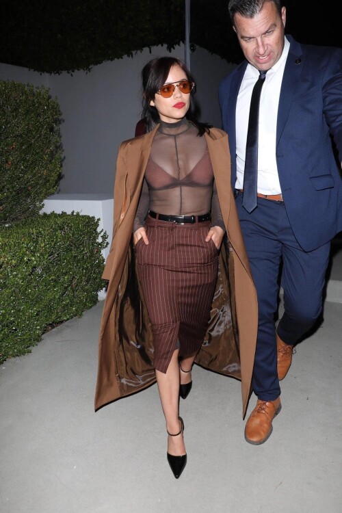 jenna ortega photographed at a pre oscar party in california v0 yiz9fw0vmame19e7754fac1909749