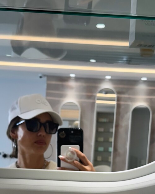 jessicaalba photo DJ4YFFVJ3X2 20250520 114506 498713062a1b9129c489076e2