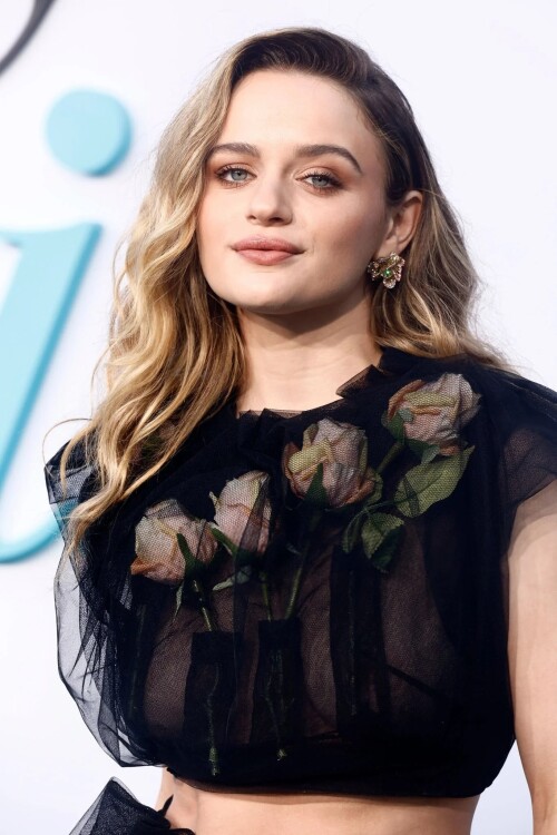 joey king a family affair premiere in los angeles v0 s4xx7krhsg6d12952e6f399e8bc99