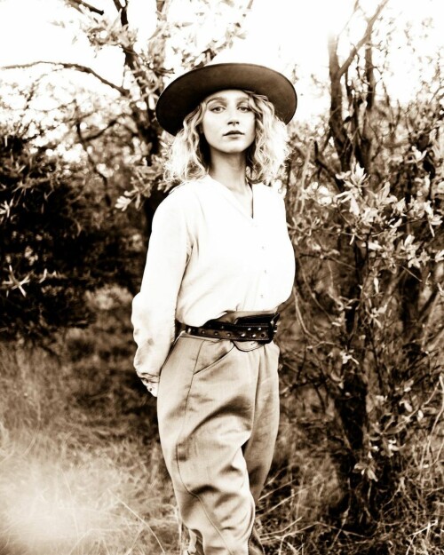 julia schlaepfer for cowgirl magazine july august 2023 166a2a5ccc910a38b