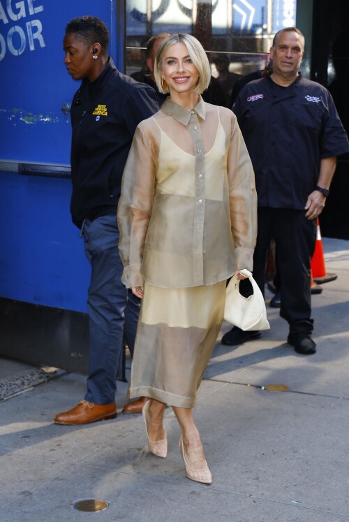 julianne_hough_-_in_NYC_20240813__7_5efc4bf682496ddd