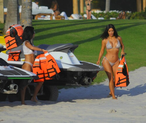 kim and kourtney kardashian on the beach in mexico 04 26 2017 3