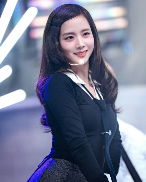 kimjisoo tw 1739787679 3569920256804143825 16349620278a859c3191a33578d