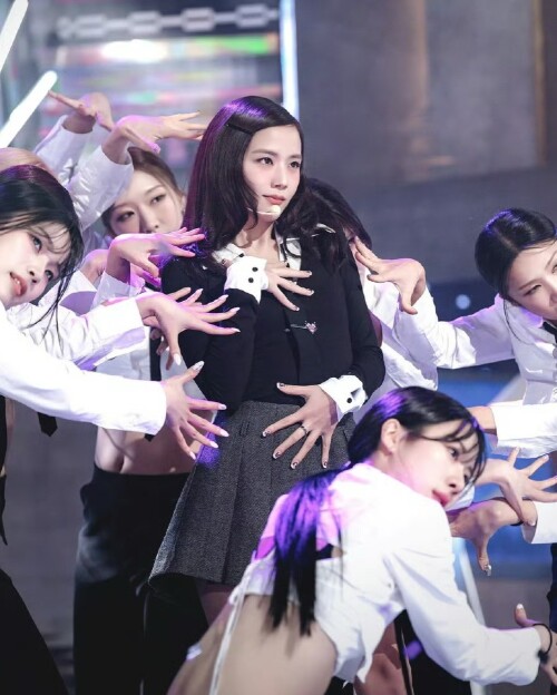 kimjisoo tw 1739787679 3569920256804345352 16349620278bad995b47f583678