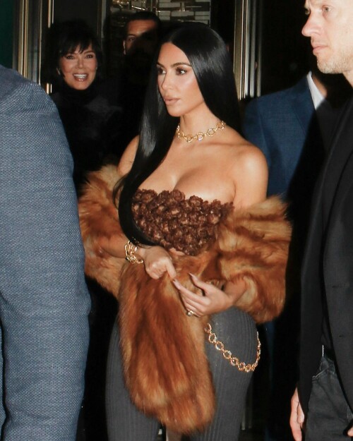 kimkardashian photo DJ42iDez44 20250520 161112 49939364084bcda0ded6f4fef