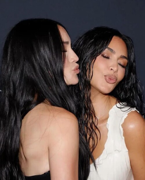 kimkardashian 1726001425 3454272780320196372 18428658e58dfb15d6577391