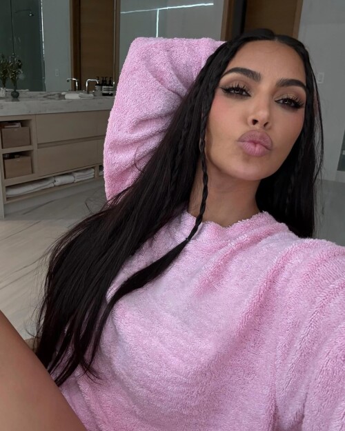 kimkardashian_1731976838_3504398177363776954_18428658eb89073fa0ed6a39.jpeg