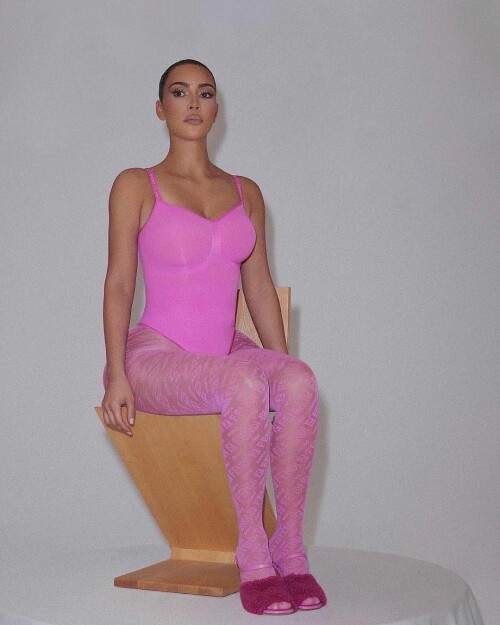 kimkardashian Cd6fLwHumpq