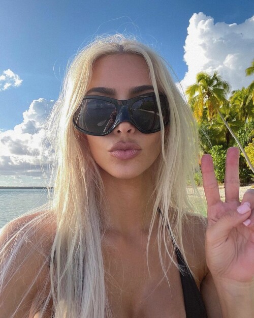 kimkardashian Cev060QLuJy 1655127542074