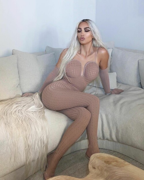 kimkardashian CgGE9bQrQhd