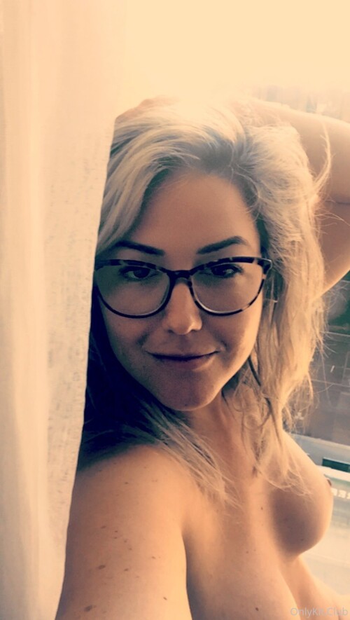 kitmercer 08 06 2020 405795968 Do you like me with glasses77977d06c27904b3