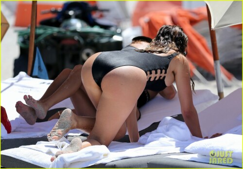 kourtney kardashian looks flawless at the beach on fourth of july 31