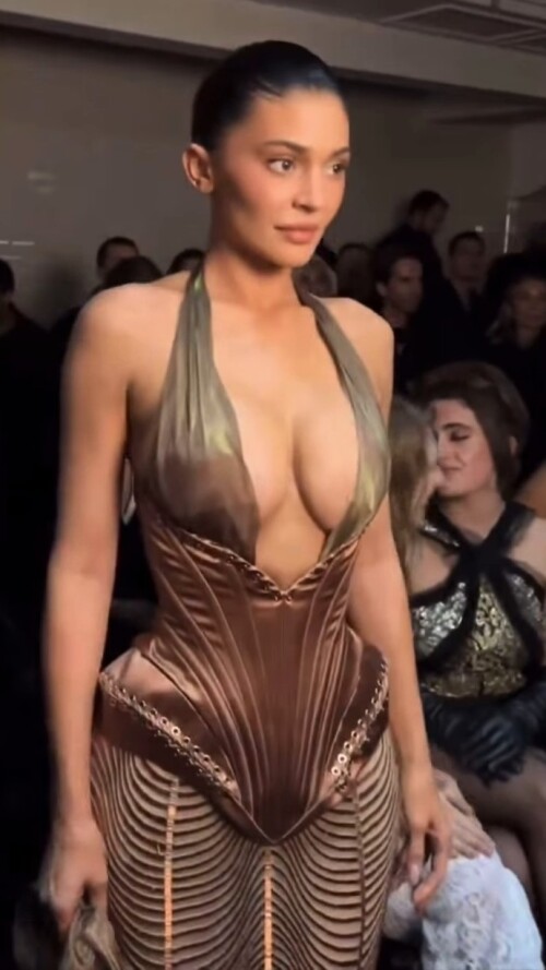 kylie at the jpg fashion show kylie no desfile do jpg .mp4 snapshot 00.02.158f7bd5551ecab803b
