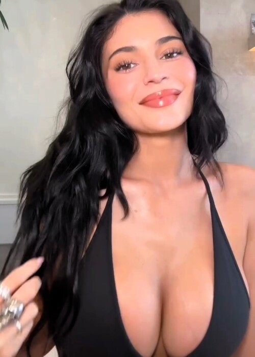 kyliecosmetics 3620362942577116257.mp4 snapshot 00.14.9667a9ff9483ebfafe4