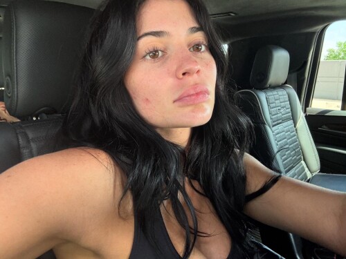 kyliejenner-photo-DJmwDN_Regr-20250513_152813_4968009192ddf8cd998f925a7