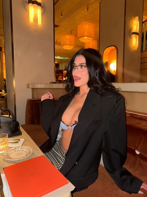 kyliejenner photo DPYRUtOjUsA 20251004 033844 55925096338ccf80d9d55e84d