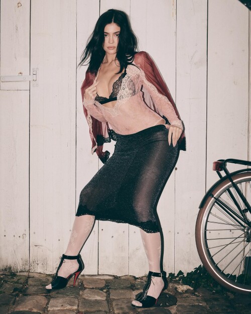 kyliejenner photo DPb7aSoEgRx 20251005 134412 5594349873e8aac2008a5eac3