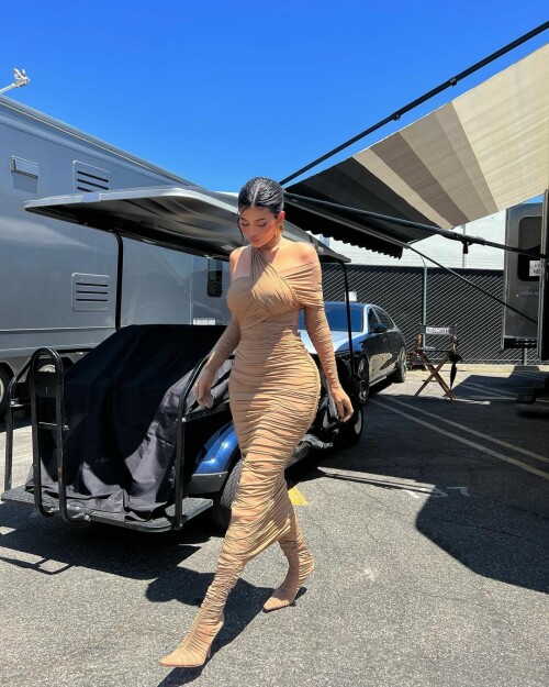 kyliejenner CfsHnvZPQop