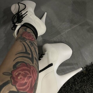 ladymeli-04-08-2021-2183236318-Wie-sieht-es-aus-mit-ein-bisschen-Stiefel-Dominanz