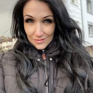 ladymeli-13-03-2021-2053756352-Die-Lady-ist-zuruck-vom-Friseurbesuch
