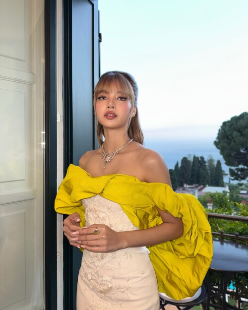 lalalalisa m photo DJ64w ESyEs 20250521 110911 499881692c2aa331d419a524e