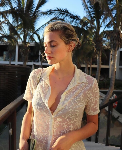 lili while in cabo ig 7 8 24 v0 vfdyr1cwibbd1653ab78c1cf23cc5