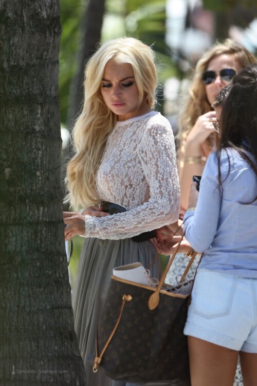 lindsay lohan upskirt visuals 1ab19cfde06c3650c