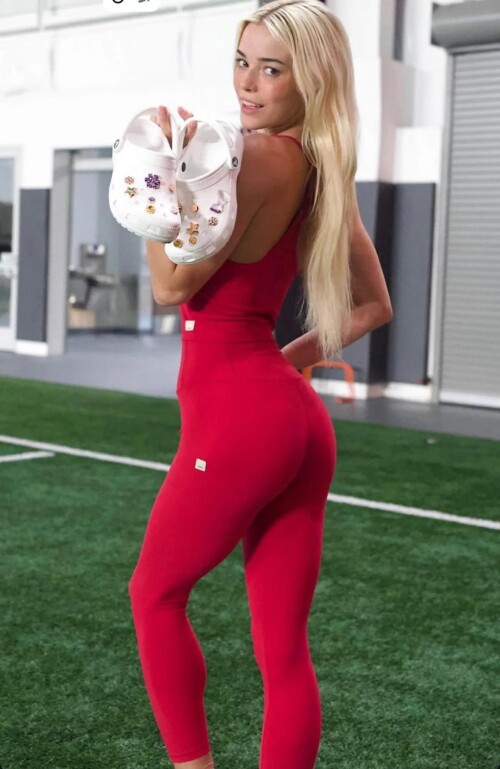 livvy with her crocs ig march 2025 v0 gip63jgi94se14fdf242a0fd6966a