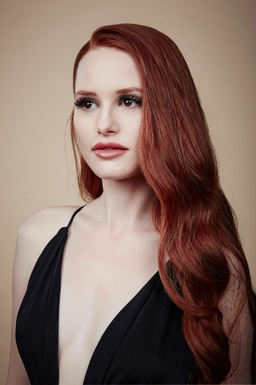 madelaine petsch 2016 ema awards portraits 3