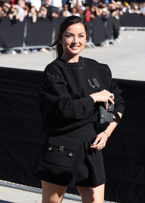 Ana de Armas arrive au dfil Louis Vuitton Collection Femme Prt--Porter Printemps/Et 2026 lors de la Fashion Week de Paris (PFW) dans la Cour Carre du Louvre,  Paris, France, le 30 septembre 2025.  Denis Guignebourg/Bestimage Arrivals at the Louis Vuitton fashion show as part of Spring/Summer 2026 Paris Fashion Week held at The Louvre in Paris, France, on September 30, 2025.