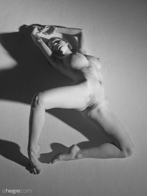 mila-a-erotic-exhibition-16-14000pxdd718ea194895733.jpeg