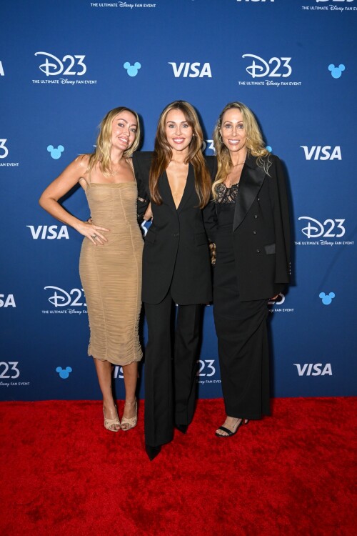 miley cyrus in anaheim 20240811 2 4f04ad9e588efc6e