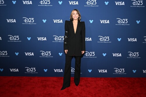 miley cyrus in anaheim 20240811 3 ad35cf2cd63f38ad