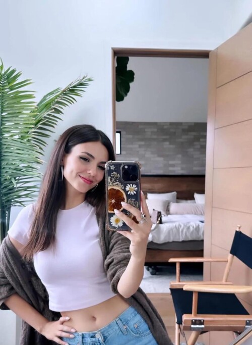 mirror selfie ig story 5 23 2024 v0 nbhq133r592d1aa15c81d0d4e6187
