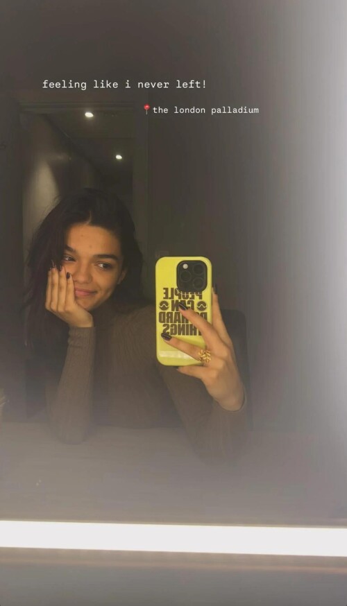 mirror selfie ig story oct 2025 v0 lxzxkflboatf1f63b498e5148a301