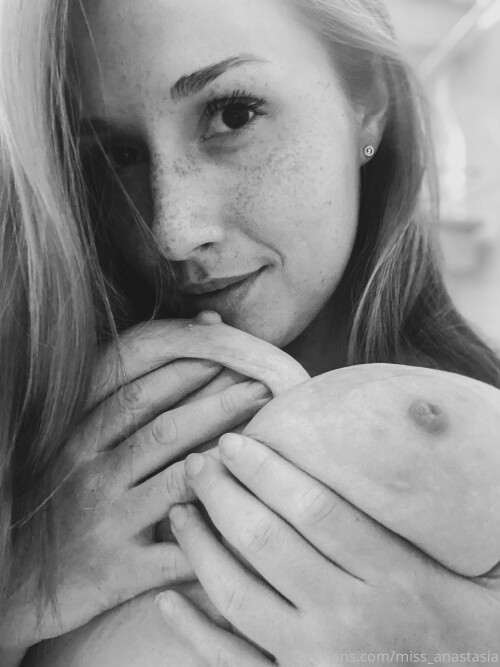 miss anastasia 0004858355f8f5f54fdaa