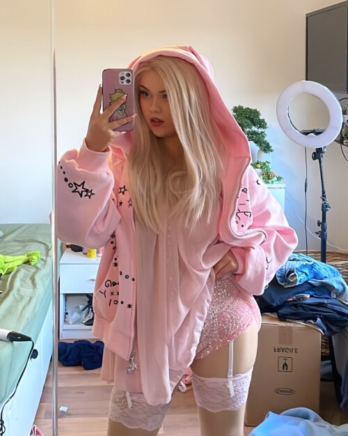 mollygram.com InstagramPost whatsername1.0 3586658008470885297f64ee5f1fdd59f49