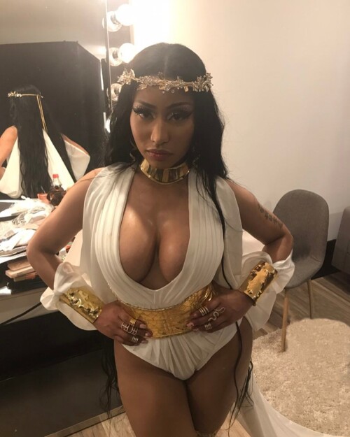 nicki minaj flaunts her curves look like greek goddess1f7d91353c281327